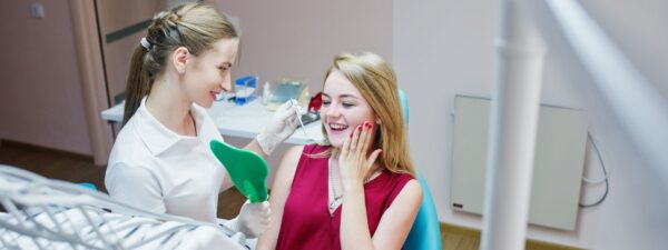 implantes dentales duelen